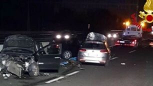 Un’immagine dei vigili del fuoco dell'incidente sulla A8 dove una donna è stata travolta e uccisa da altre vetture che sopraggiungevano a Milano