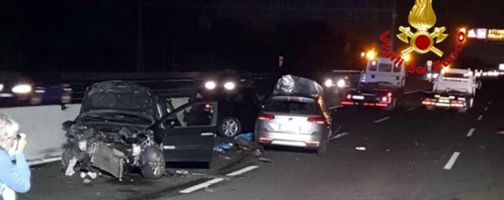 Un’immagine dei vigili del fuoco dell'incidente sulla A8 dove una donna è stata travolta e uccisa da altre vetture che sopraggiungevano a Milano