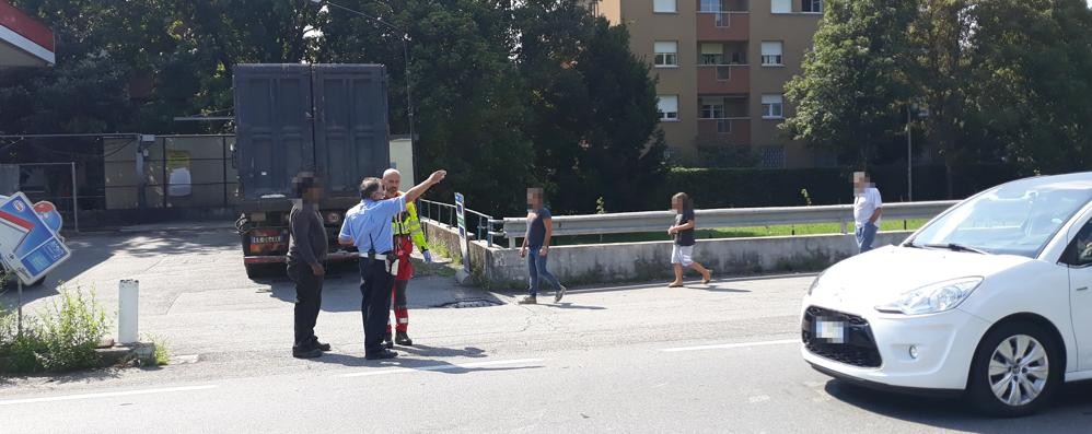 Bovisio Masciago Varedo incidente moto camion, atterrato l'elisoccorso