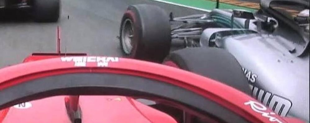 Il momento del contatto tra Hamilton e Vettel