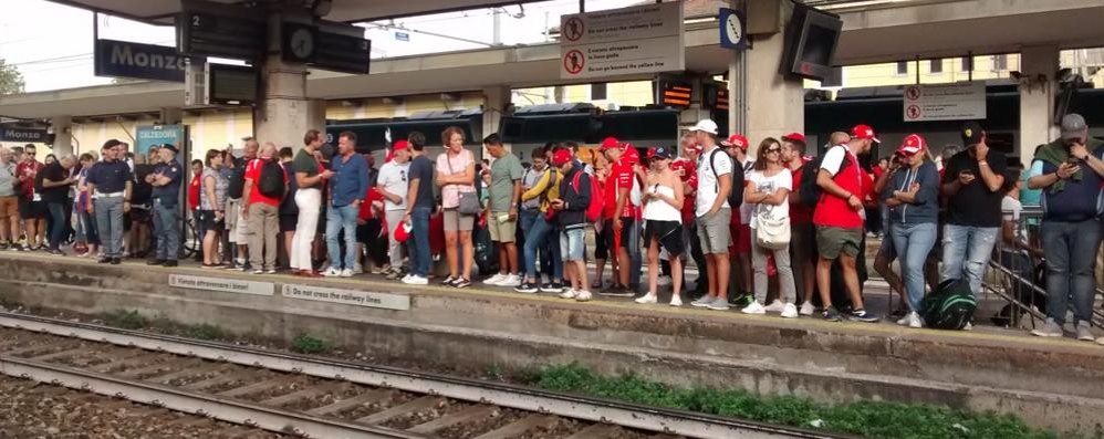 I tifosi in attesa del treno alla stazione di Monza