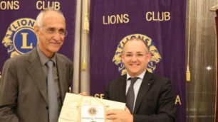 Il giurista e senatore Pietro Ichino ospite del Lions club Seregno Brianza, mentre riceve un omaggio dal presidente Massimo Giardina (foto Volonterio)