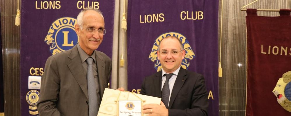 Il giurista e senatore Pietro Ichino ospite del Lions club Seregno Brianza, mentre riceve un omaggio dal presidente Massimo Giardina (foto Volonterio)