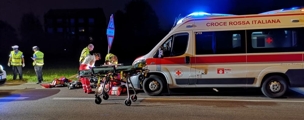 I soccorsi, inutili, al motociclista