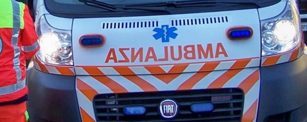 L'ambulanza ed i soccorritori sul posto - foto d’archivio