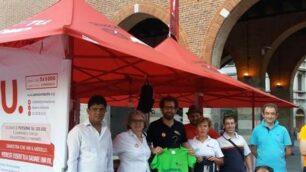 Volontari Admo in piazza Roma a Monza, in occasione di una recente iniziativa