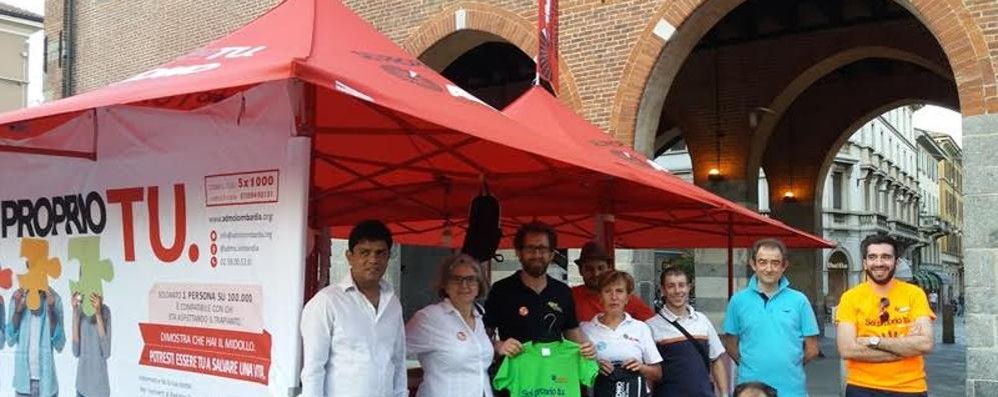 Volontari Admo in piazza Roma a Monza, in occasione di una recente iniziativa
