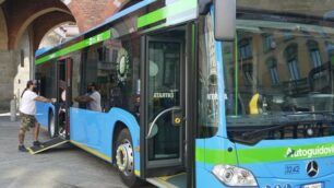 Nelle immagini i nuovi bus Mercedes Benz Citado da 12 metri presentati sabato mattina all'Arengario