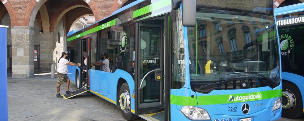 Nelle immagini i nuovi bus Mercedes Benz Citado da 12 metri presentati sabato mattina all'Arengario