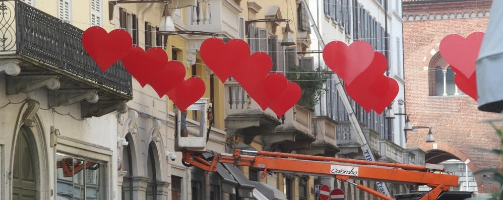 Monza Cuori rossi in via Vittorio Emanuele