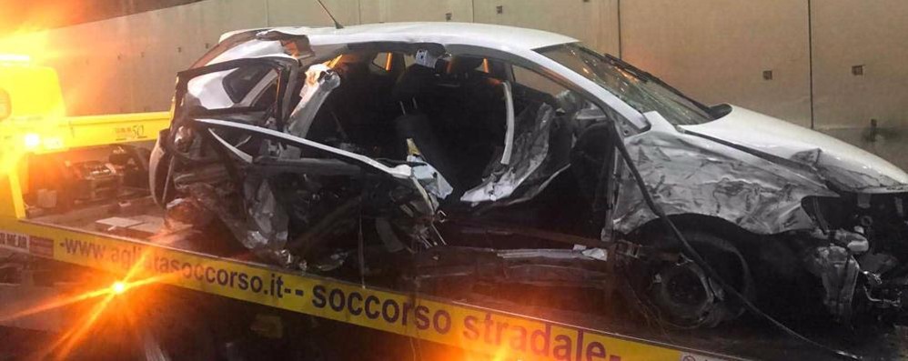 L’auto distrutta nel tunnel di viale Lombardia a Monza