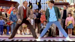 Tom Hanks suona il maxi piano con i piedi in Big