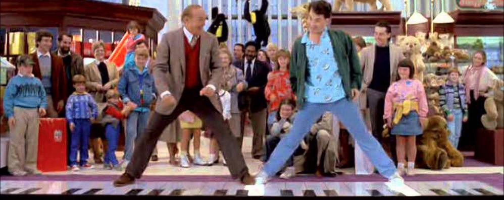 Tom Hanks suona il maxi piano con i piedi in Big