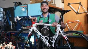 Nicola Viganò durante la messa a punto di una bici da corsa