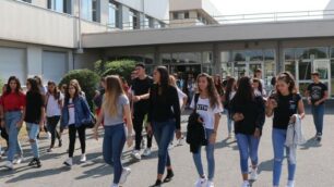 Bassi studenti all'uscita di scuola al termine delle lezioni