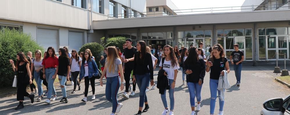 Bassi studenti all'uscita di scuola al termine delle lezioni