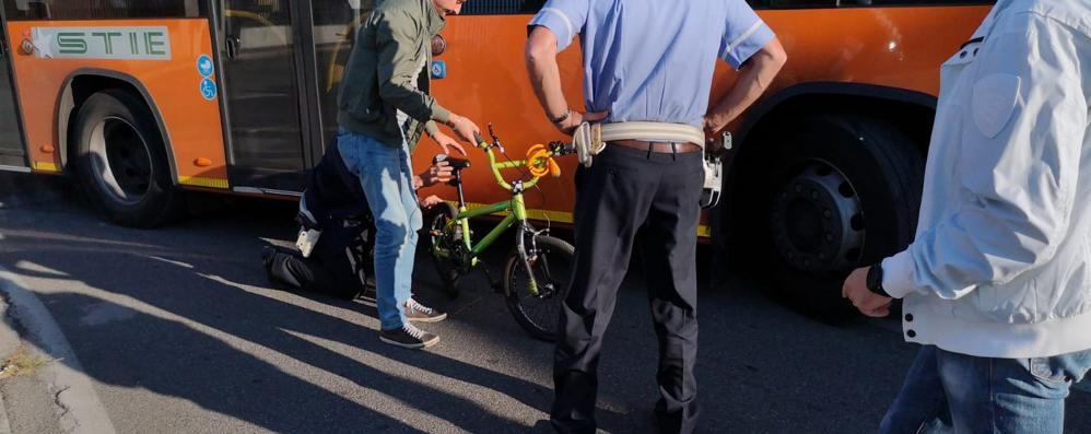 Seregno incidente bambino bici autobus