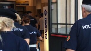 La polizia locale in stazione a Monza