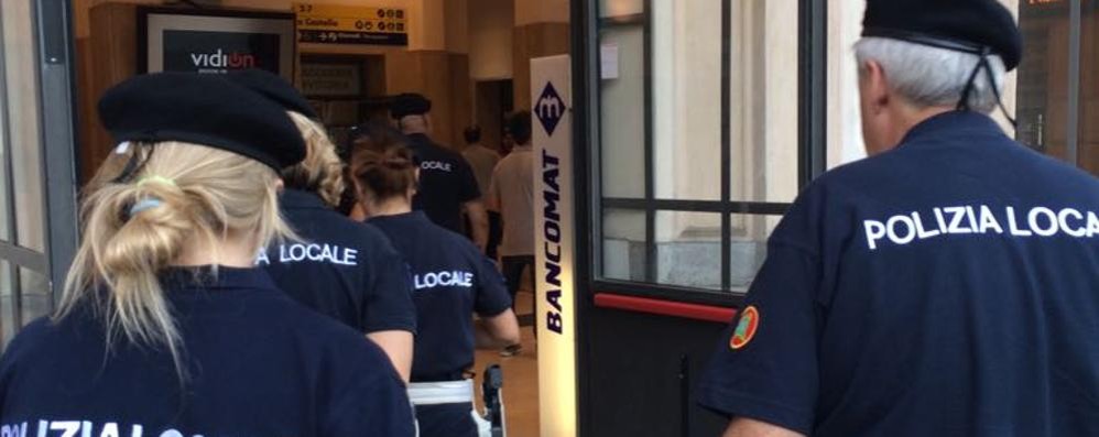 La polizia locale in stazione a Monza