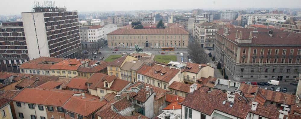 Piazza Trento e il municipio di Monza