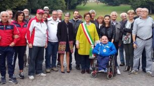 Mattia Muratore in Villa Borromeo con giunta e la Polisportiva Bernate