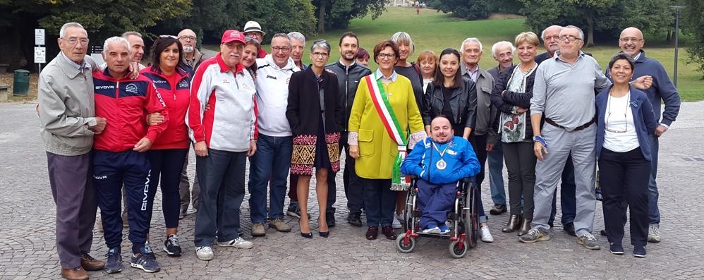 Mattia Muratore in Villa Borromeo con giunta e la Polisportiva Bernate