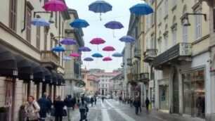 Via Vittorio Emanuele II con gli ombrelli
