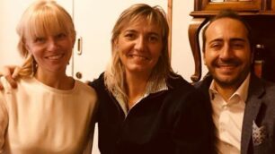 Paola Bencini tra il sindaco Laura Ferrari e il vicesindaco Matteo Turconi al suo ingresso in giunta a Lentate