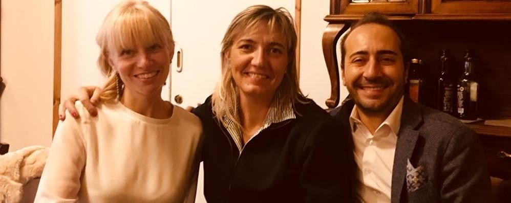 Paola Bencini tra il sindaco Laura Ferrari e il vicesindaco Matteo Turconi al suo ingresso in giunta a Lentate