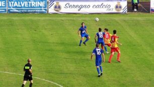 Calcio, Seregno: una fase di gioco a metà campo