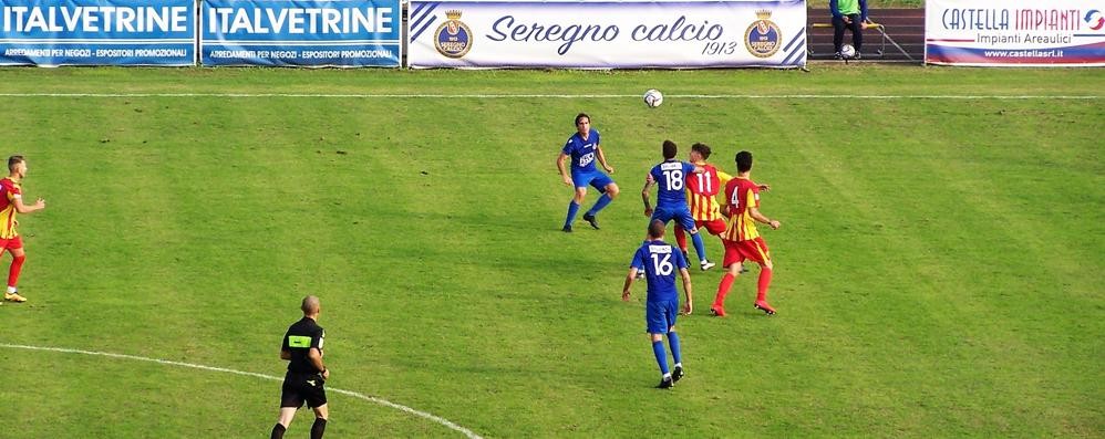 Calcio, Seregno: una fase di gioco a metà campo