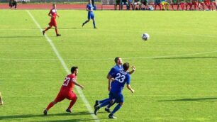 Calcio, Seregno - Esposito e Mapelli all'inseguimento del pallone