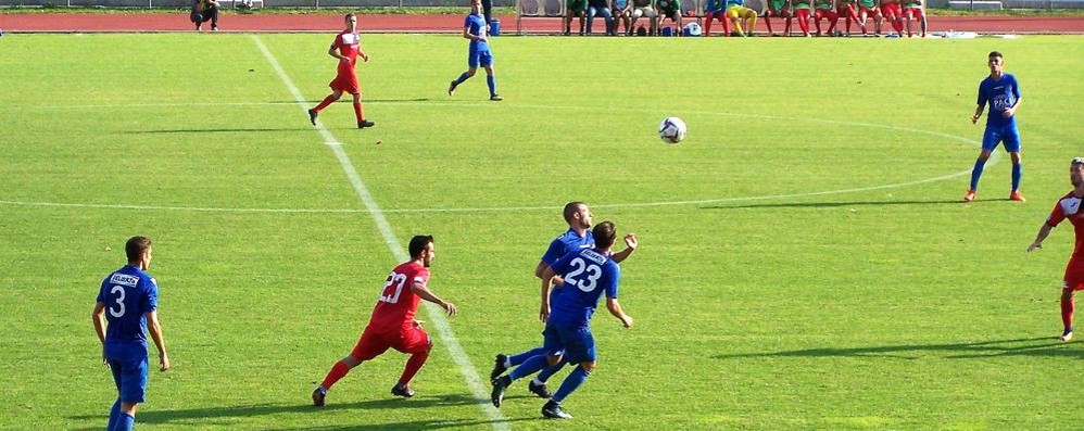Calcio, Seregno - Esposito e Mapelli all'inseguimento del pallone
