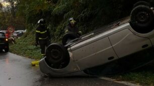 L’auto ribaltata a Carate