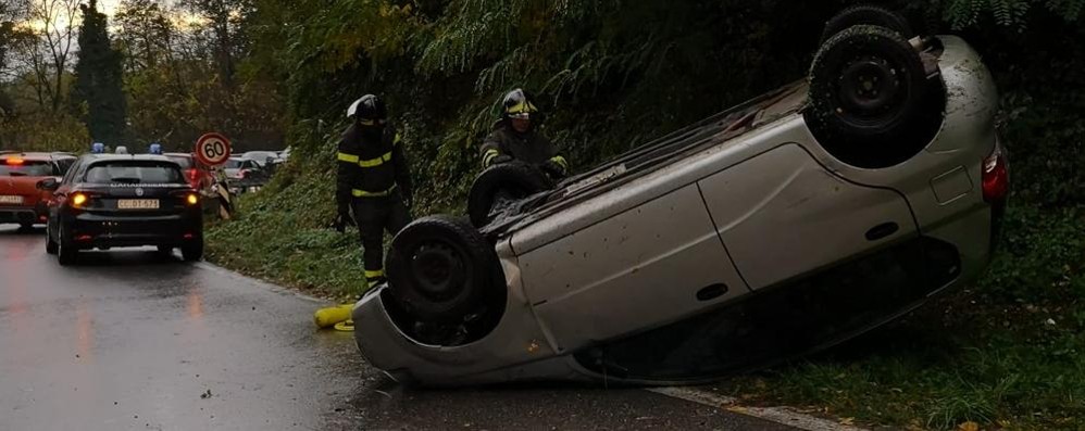 L’auto ribaltata a Carate