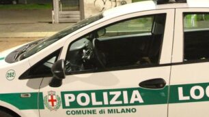 Un’auto della polizia locale di Milano
