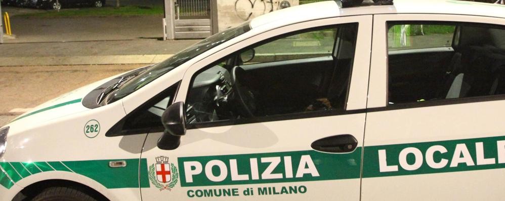 Un’auto della polizia locale di Milano