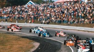 James Hunt at Watkins Glen - foto https://www.mclaren.com/formula1/