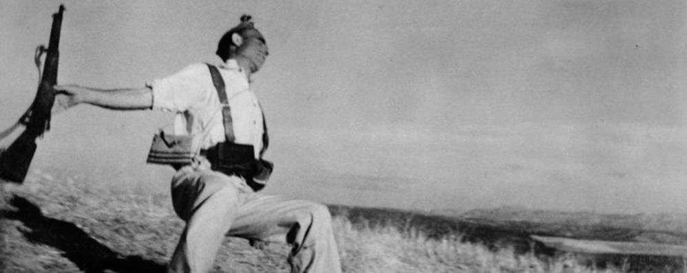 Robert Capa: la famosa foto della morte del miliziano nella Guerra civile spagnola