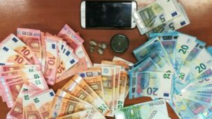 Il denaro e la droga sequestrati al giussanese