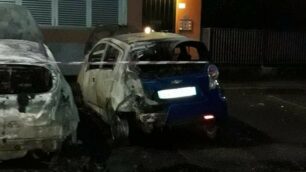 Le auto bruciate nella notte a Carate