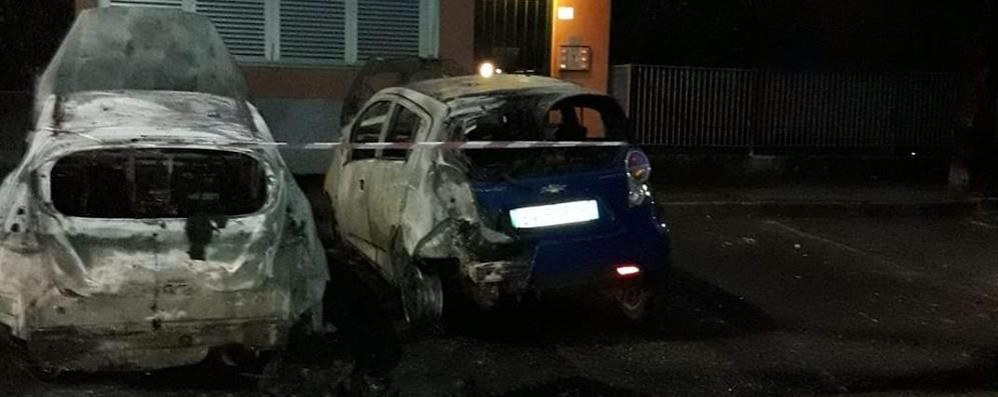 Le auto bruciate nella notte a Carate