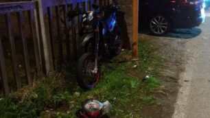 La moto e il casco del 15enne