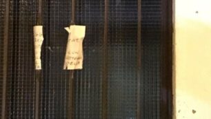 Quel che resta del cartello di avviso apparso alla stazione di Sovico-Macherio