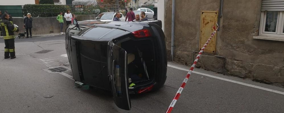 L’auto ribaltata a Copreno di Lentate