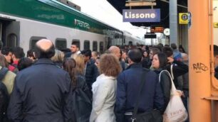 I pendolari davanti al treno carico alla stazione di Lissone