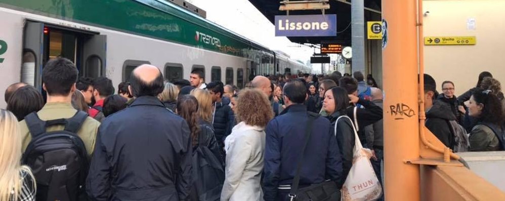 I pendolari davanti al treno carico alla stazione di Lissone