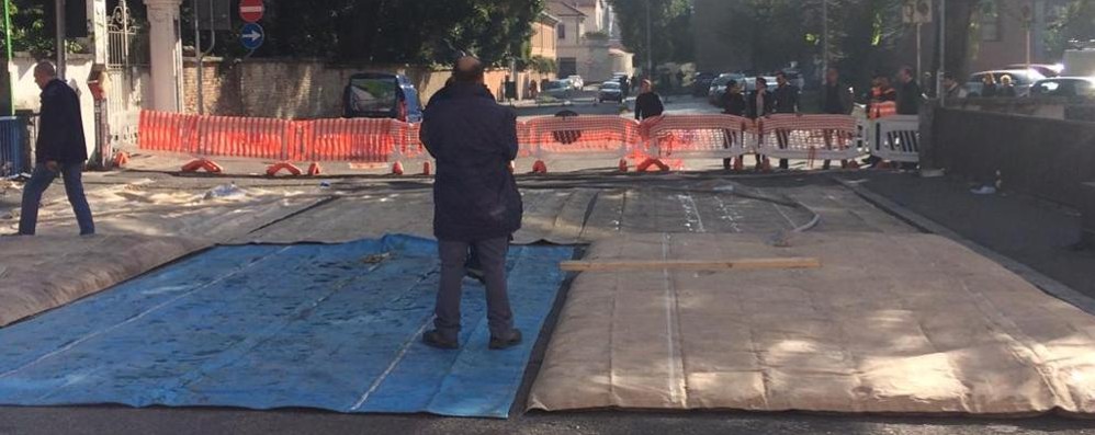 Prove di carico in corso sul ponte di via Colombo a Monza