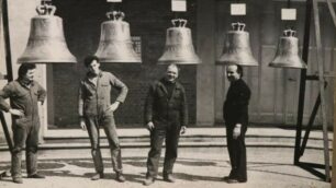 Renzo Tremolada, primo da sinistra, al lavoro nella fonderia Ottolina