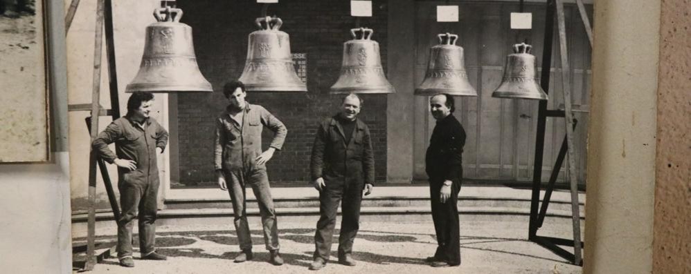 Renzo Tremolada, primo da sinistra, al lavoro nella fonderia Ottolina
